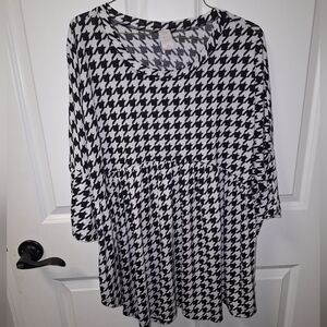 A black and white Bell Sleeve Tunic top in a size XL.